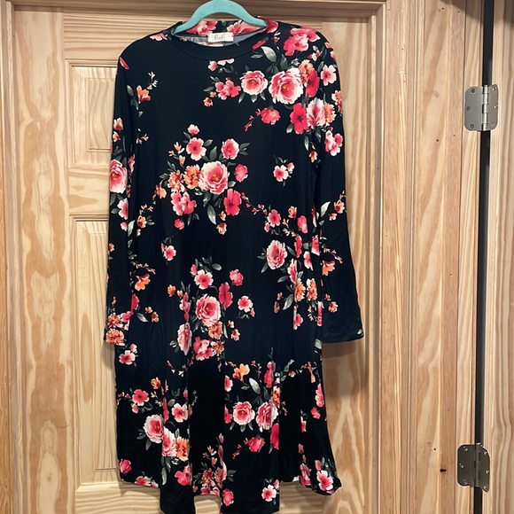 NWOT M buttery soft floral dress black - Picture 5 of 5